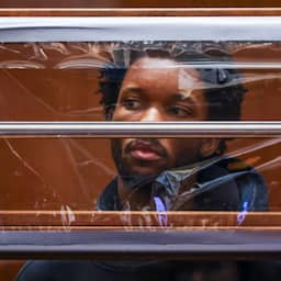 Zanger d4vd zegt onschuldig te zijn in zaak rond dood meisje in kofferbak